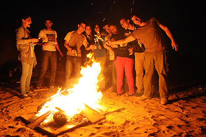 מדורת ל"ג בחוף תל-אביב (צילום: ירון ברנר) (צילום: ירון ברנר)