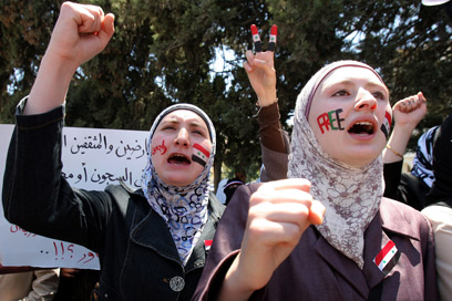 הפגנה נגד משטר אסד בשגרירות סוריה בירדן (צילום: AP) (צילום: AP)
