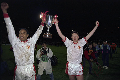פול אינס וסטיב ברוס עם גביע המחזיקות ב-1991 (צילום: gettyimages imagebank) (צילום: gettyimages imagebank)
