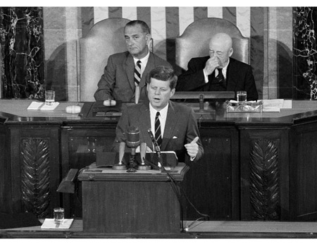 קנדי פורש את חזונו על הנחתת אדם על הירח, 1961 (צילום: AP) (צילום: AP)