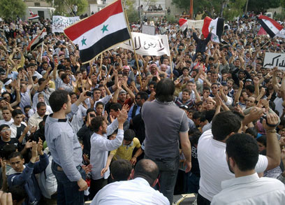 מפגינים נגד משטר אסד בחומס (צילום: AP) (צילום: AP)
