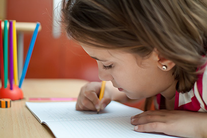 חשוב: למדו את הילדים לכתוב משני צדי הדף, (צילום: shutterstock) (צילום: shutterstock)
