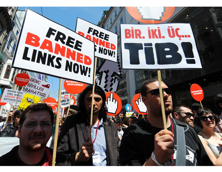 קיבלה אזהרת רשת: הפגנה נגד צנזורה בטורקיה (צילום: AP) (צילום: AP)