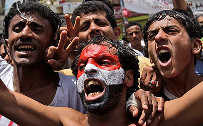 עוד שליט בדרך החוצה? הפגנות בתימן נגד הנשיא עלי עבדאללה סאלח (צילום: AP) (צילום: AP)
