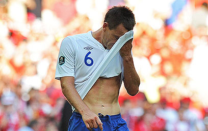 ג'ון טרי במדי נבחרת אנגליה. היה במוקד הסכסוך (צילום: AFP) (צילום: AFP)