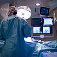 ציוד הדימות בו משתמשים במהלך צינתור יוצר תמונת וידיאו חייה על מסך מול עיני הרופא