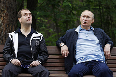 ראש הממשלה הרוסי שולט בנשיא? פוטין ומדבדב (צילום: AFP) (צילום: AFP)