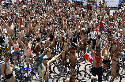 רוכבים - איזה כיף כשיש המון חברים (צילום: EPA) (צילום: EPA)