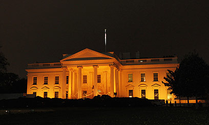 גם בית הנשיא עוטה כתום הלילה. הבית הלבן בכתום לרגל ליל כל הקדושים (צילום: AP) (צילום: AP)