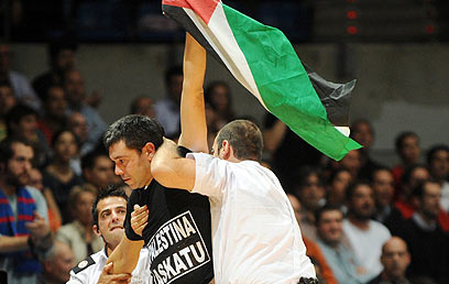 Pro-Palestinian protestor at game in Spain (Photo: AFP) (Photo: AFP)