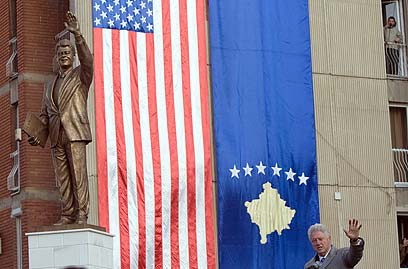 קוסובו. נשיא ארה"ב לשעבר ביל קלינטון מתכבד בפסל (צילום: AP) (צילום: AP)