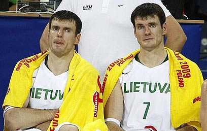 האחים לברינוביץ' במדי ליטא. מתאחדים (צילום: Castoria / FIBA Europe) (צילום: Castoria / FIBA Europe)