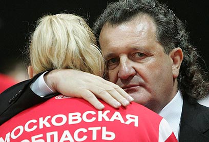 קלמנוביץ' עם שחקנית ספרטק מוסקבה (צילום: AP) (צילום: AP)