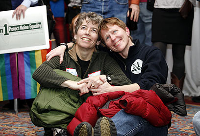 זוג לסביות חוגגות ההחלטה לאשר נישואים חד מיניים במיין (צילום: רויטרס) (צילום: רויטרס)