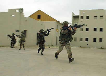 רוצים למנוע פיגועים עוד בשלב התכנון שלהם. חיילים בבסיס פורט הוד (צילום: AFP) (צילום: AFP)