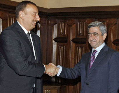 נשיא אזרבייג'ן אלייב (משמאל) עם נשיא ארמניה (צילום: AFP) (צילום: AFP)