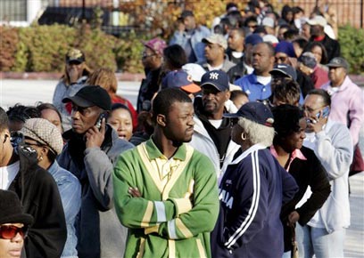 אזרחים שחורים עומדים בתור להצביע ב-2008. מקיין זכה ל-4% מקולות השחורים (צילום: AP) (צילום: AP)