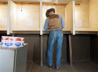 סודד בקלפי בנוואדה. "השיטה לא מביאה אנשים חדשים להצביע"  (צילום: AP) (צילום: AP)