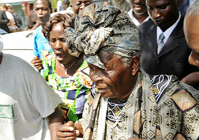 סבתו של אובמה שרה אחרי ניצחונו בבחירות לנשיאות (צילום: AFP) (צילום: AFP)