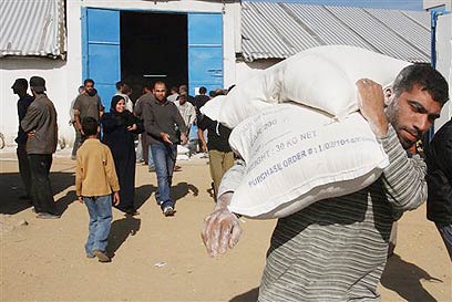 Gazan carries sacks of flour provided by UNRWA (Archive photo: AP)