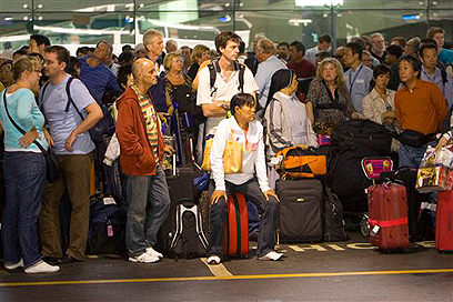 תיירים תקועים בשדה התעופה בבנגקוק (צילום ארכיון: AP) (צילום: AP) (צילום: AP)