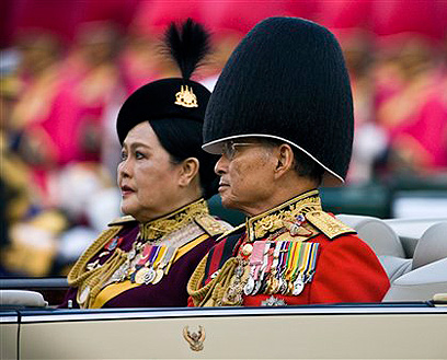 מורמים מהעם. מלך תאילנד ורעייתו (צילום: AP) (צילום: AP)