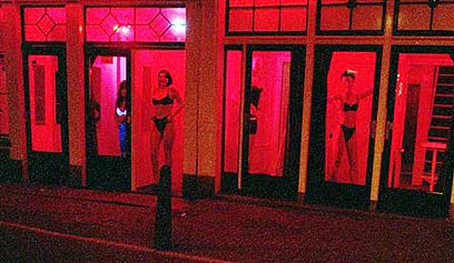 החלונות האדומים. העירייה מנסה למנוע מנשים להידחק לזנות ולעזור לאלה שמעוניינות לעזוב את המקצוע (צילום: AP) (צילום: AP)