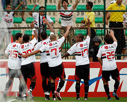 שחקני סאו פאולו. לצערם, גם שם הקבוצה נפגע (צילום: AP) (צילום: AP)
