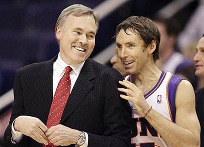 סטיב נאש עם מייק דאנטוני. "שינה את עולם הכדורסל" (צילום: AP) (צילום: AP)