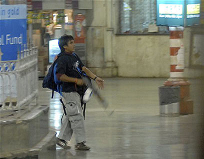 הרגו לפחות 60 בני אדם בירי ללא הבחנה. קסאב בתחנת הרכבת במומבאי (צילום: AP) (צילום: AP)