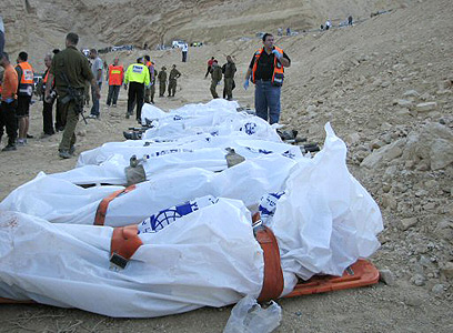גופות ההרוגים בזירת האסון (צילום: רויטרס) (צילום: רויטרס)
