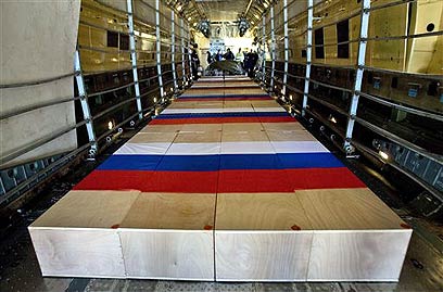 ארונותיהם של 24 ההרוגים בדרך לרוסיה (צילום: AP) (צילום: AP)