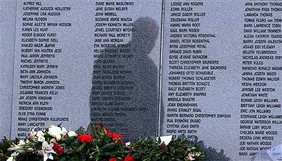 אנדרטה להרוגי אסון לוקרבי בבריטניה (צילום: AP) (צילום: AP)
