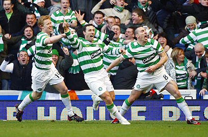 עצמאים על המגרש. קבוצת הכדורגל הסקוטית סלטיק (צילום: רויטרס) (צילום: רויטרס)