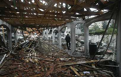 אחרי הפצצת משרדו של איסמעיל הנייה בעופרת יצוקה (צילום: AFP) (צילום: AFP)