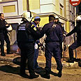 שוטרים ליד זירת הפיגוע הקודם. ארכיון     