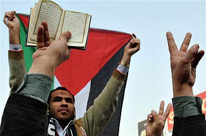 Egyptian protester with Koran (Archive photo: AP)