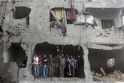 הריסות הבית שבו חוסל סעיד סיאם (צילום: AP) (צילום: AP)
