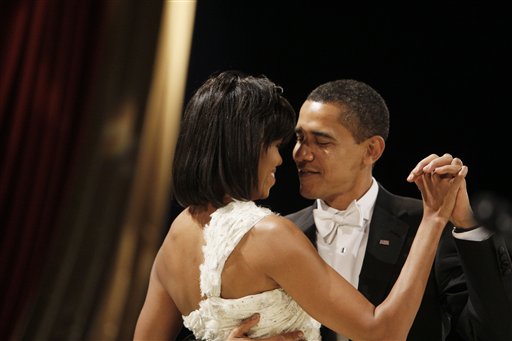 רוקדים סלואו צמוד בטקס ההשבעה. מישל וברק אובמה       (צילום: AP) (צילום: AP)