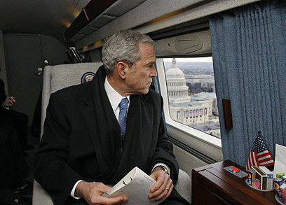 אף מילה על הנשיא הקודם. בוש נפרד מהבית הלבן ב-2008 (צילום: רויטרס) (צילום: רויטרס)