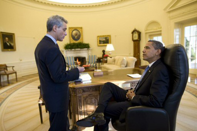 הנשיא עם האיש ששמר על תפקודו התקין של הבית הלבן, רם עמנואל (צילום: AFP) (צילום: AFP)