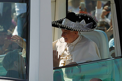 האפיפיור והסומבררו                   (צילום: רויטרס) (צילום: רויטרס)