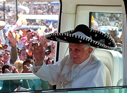 חזר מותש מהמסע במכסיקו. האפיפיור, הסמובררו והפופמוביל (צילום: AFP) (צילום: AFP)