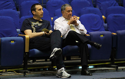 שמעון מזרחי עם בלאט. המאמן יצא הזוי (צילום: מור שאולי) (צילום: מור שאולי)