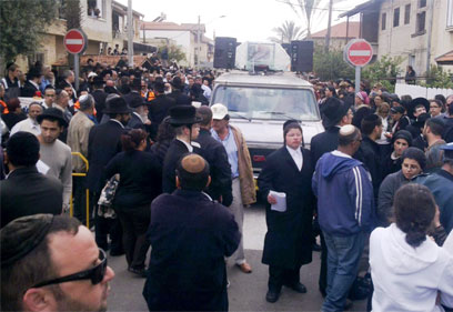 המונים סמוך לבית (צילום: גלעד מורג)