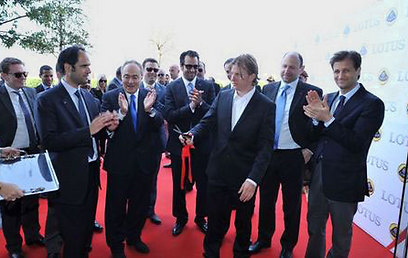 קימי רייקונן (במרכז עם המספריים) משיק את סוכנות לוטוס-לבנון ()