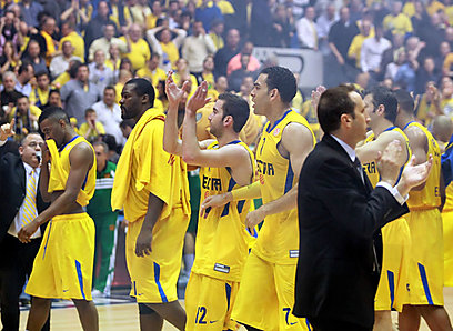 בלאט ושחקני מכבי תל אביב חוגגים את הניצחון בסיום המשחק (צילום: ראובן שוורץ) (צילום: ראובן שוורץ)