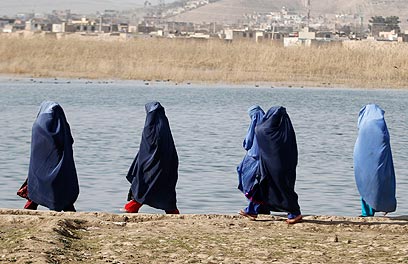 נמצאות בסיכון של חטיפה, אונס ונישואים כפויים. נשים בקאבול (צילום: רויטרס) (צילום: רויטרס)