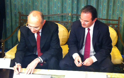 לנדאו ושר האנרגיה היווני חותמים על הסכם לשיתוף פעולה בתחום הגנת הסביבה (צילום: באדיבות שגרירות ישראל ביוון) (צילום: באדיבות שגרירות ישראל ביוון)