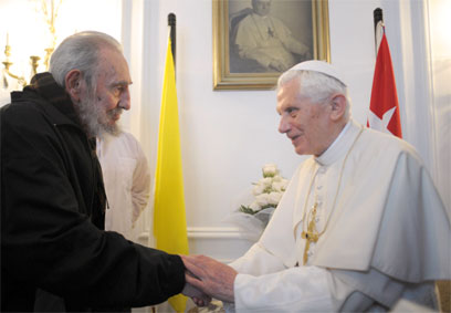 הפעם האחרונה בה נראה קסטרו בפומבי עם האפיפיור בנדיקטוס ה-16 (צילום: AP) (צילום: AP)